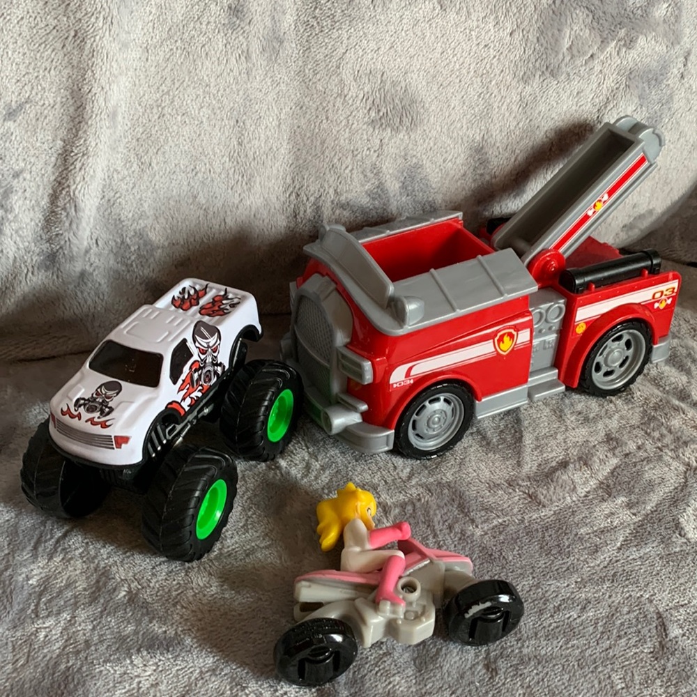 3 miscellaneous plastic vehicle toys, in good clean condition